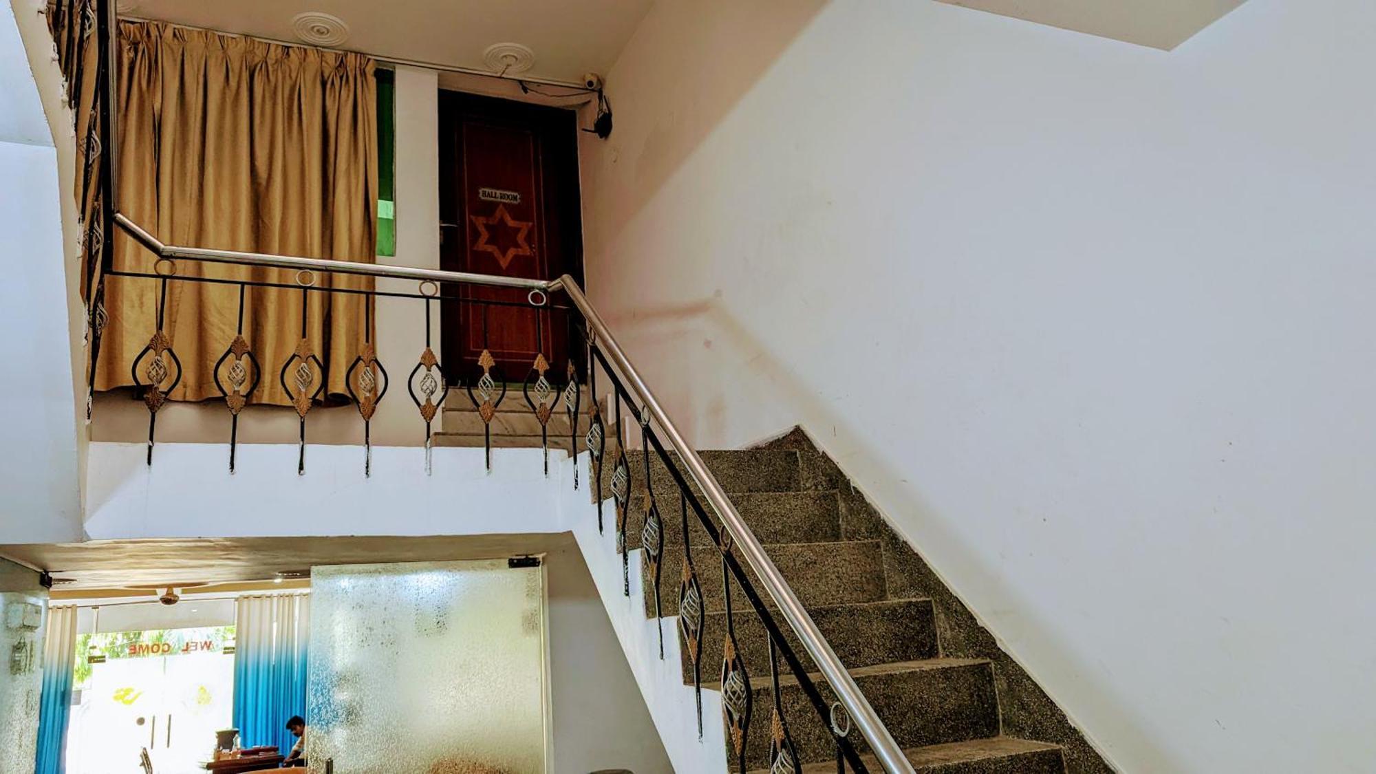 Hotel Lecston @Yashobhoomi Dwarka Sector - 25 Metro Station Delhi  Extérieur photo